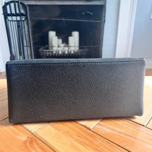 Louis Vuitton - Picture 3 of 7